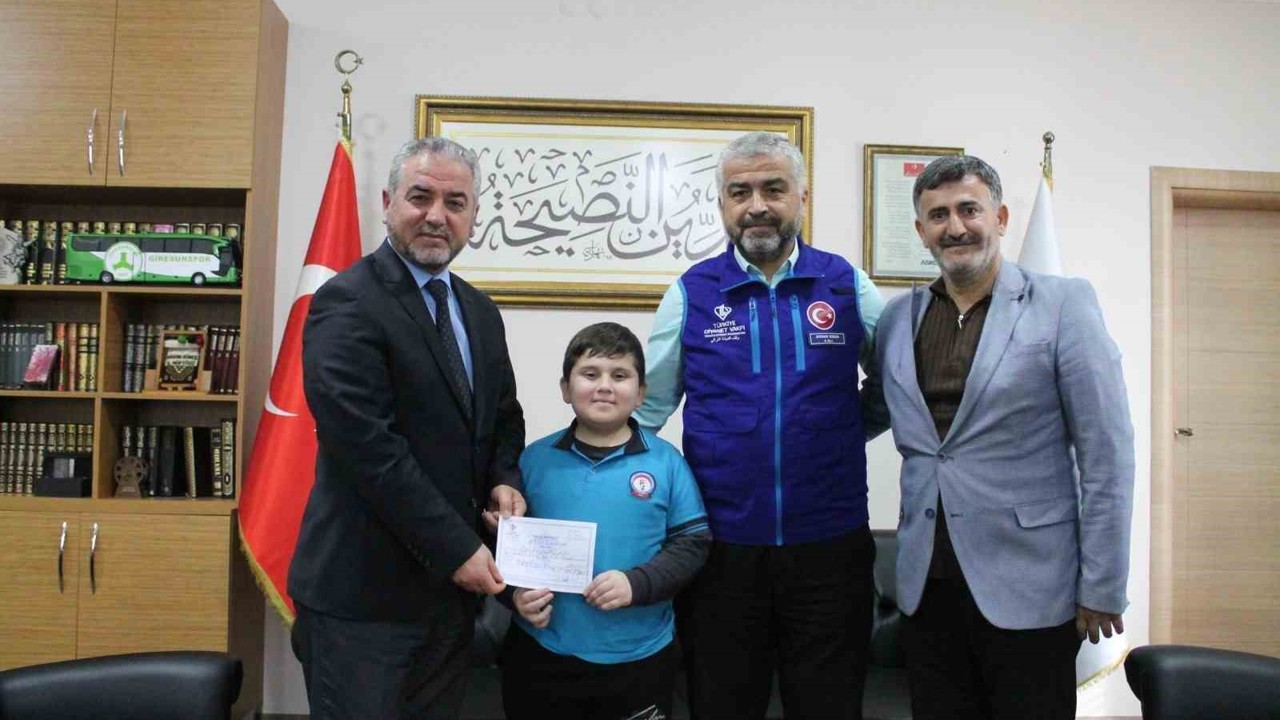 Minik Alparslan kumbarasını Kur’an Kursu için açtı
