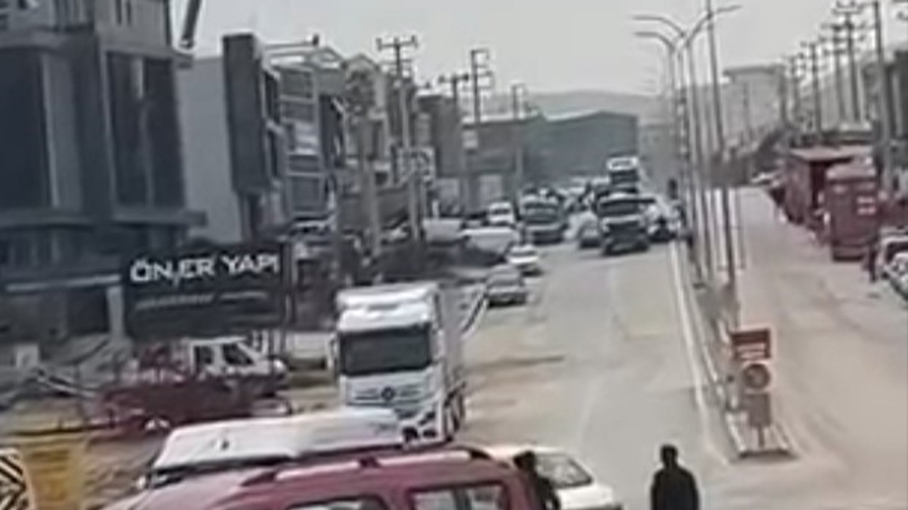 Polis kovalamacasında film gibi anlar: Şüpheli araç kamyon şoförünün hamlesiyle durduruldu
