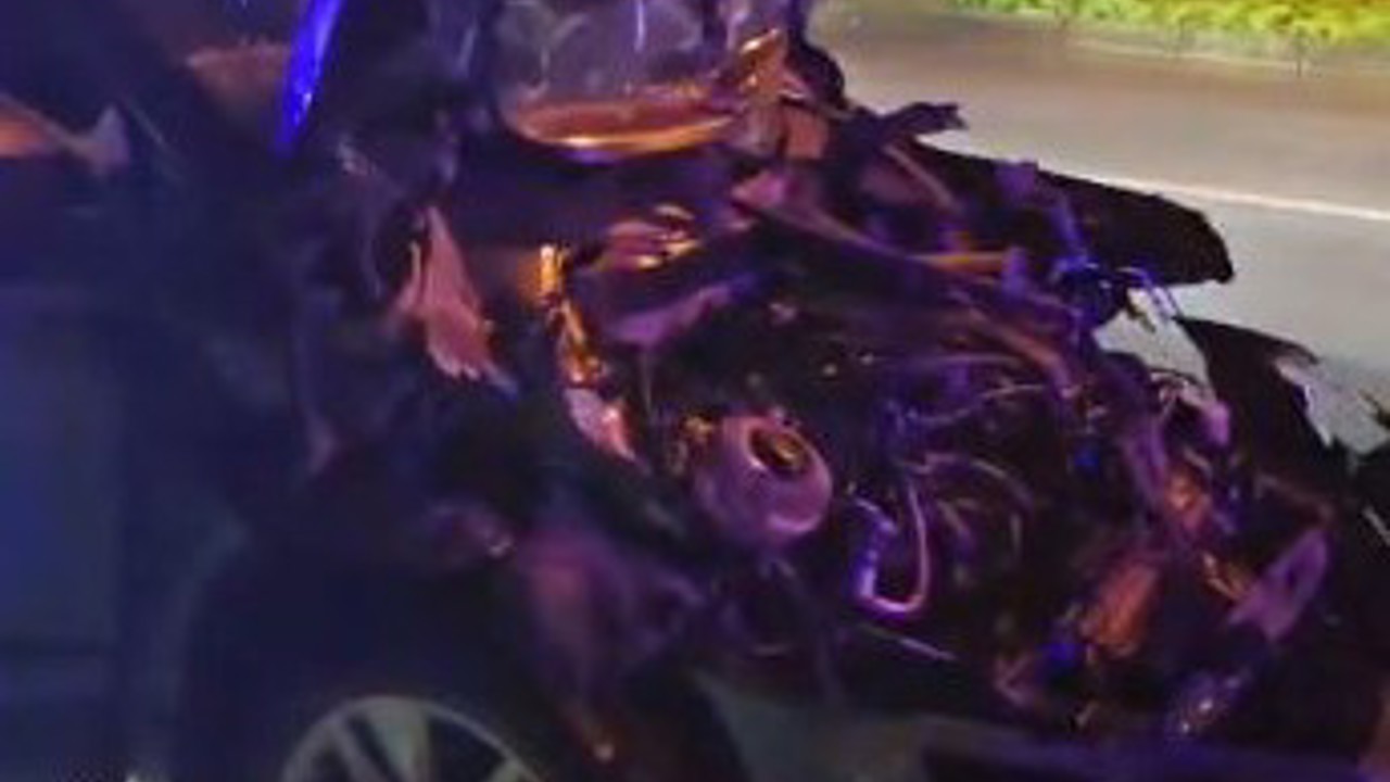 Temizlik aracına çarpan otomobil hurdaya döndü
