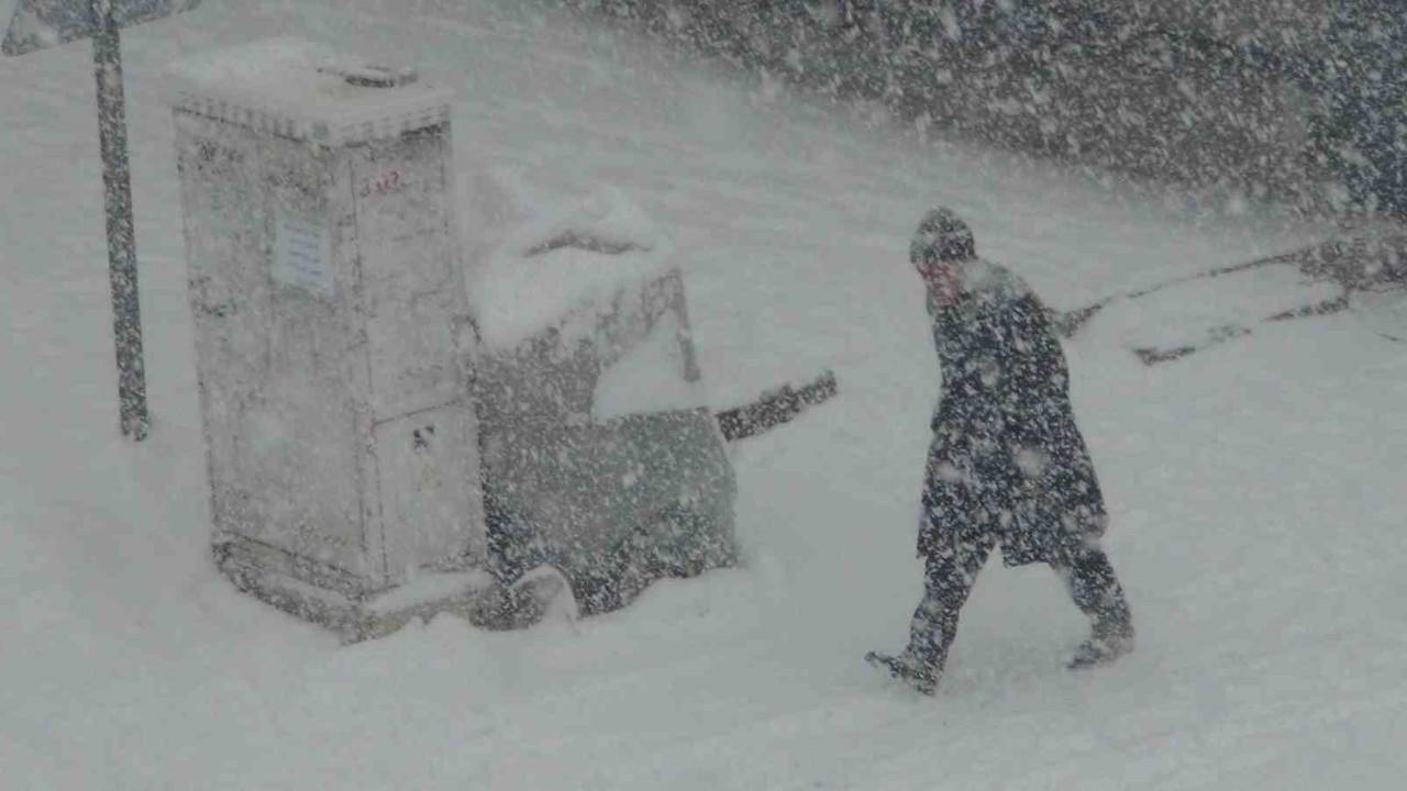 Kars’ta kar ve tipi geçit vermiyor: 52 köy yolu ulaşıma kapandı
