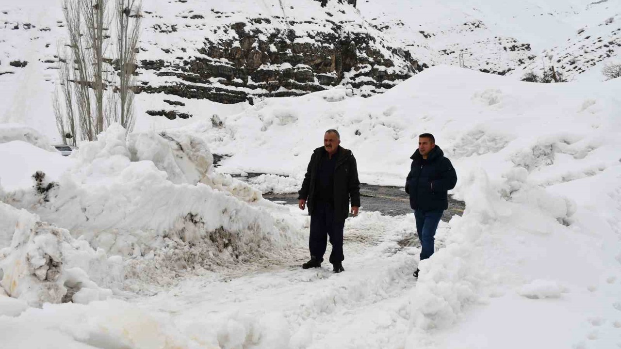 Çığ riski nedeniyle 5 bin nüfuslu beldenin alternatif yolu 60 gündür kapalı
