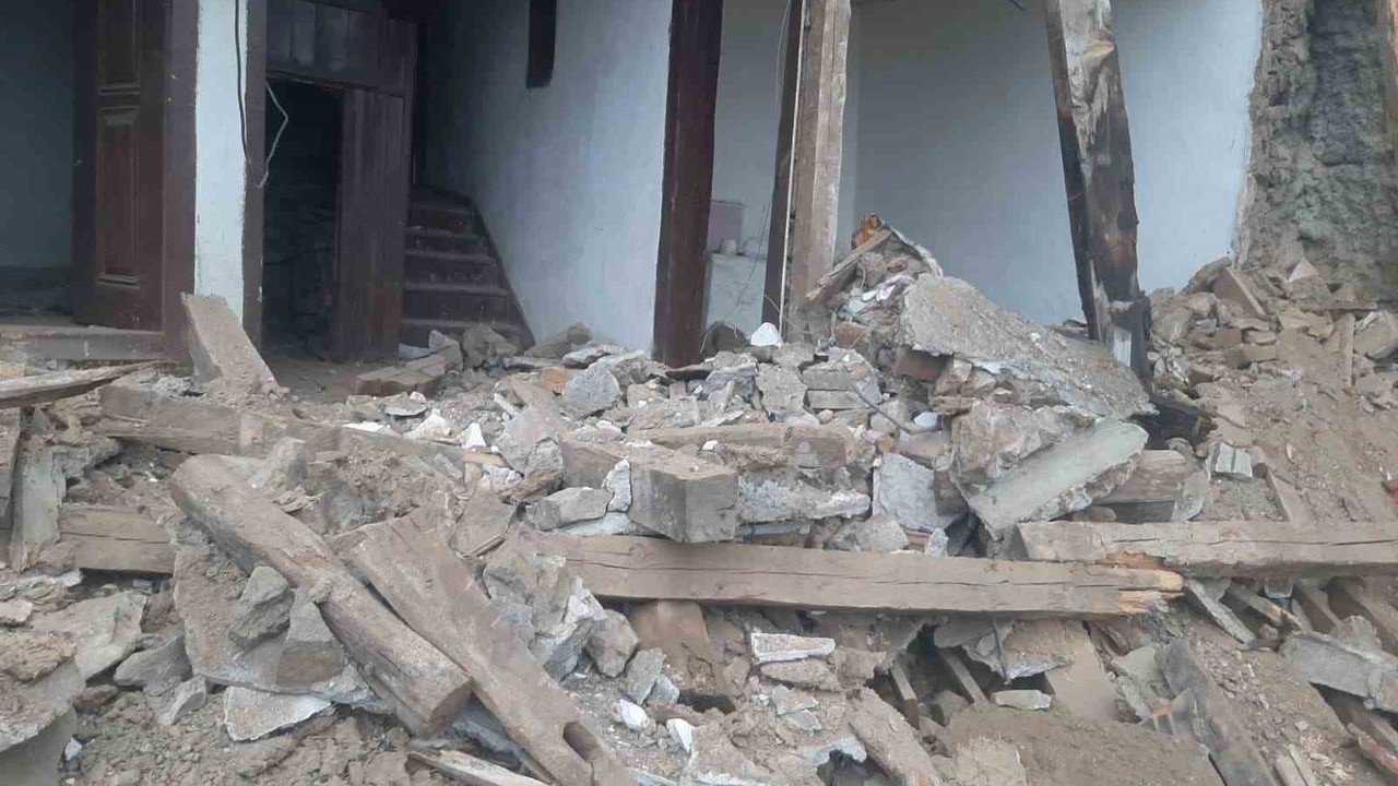 Yozgat’ta metruk konak, yağışın etkisiyle çöktü
