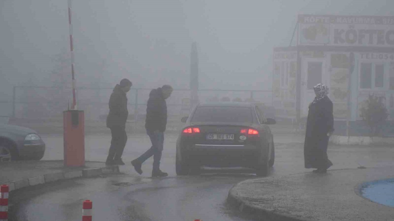 Yozgat sis altında kayboldu, görüş mesafesi 10 metreye kadar düştü

