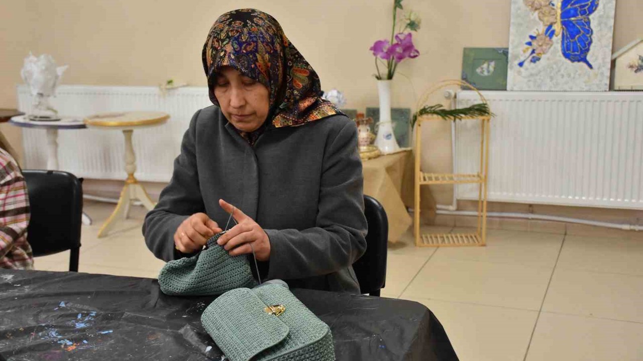 Depremzede kadın yaşadıklarını el sanatıyla unutmaya çalışıyor

