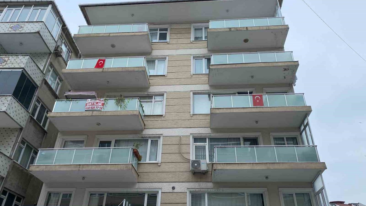 Küçükçekmece’de istinat duvarı çöktü: 6 katlı bina tahliye edildi
