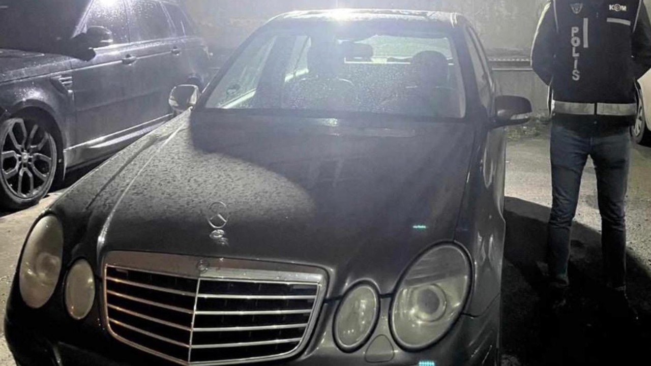 Kaçakçılık polisi, 11 kaçak lüks otomobile el koydu
