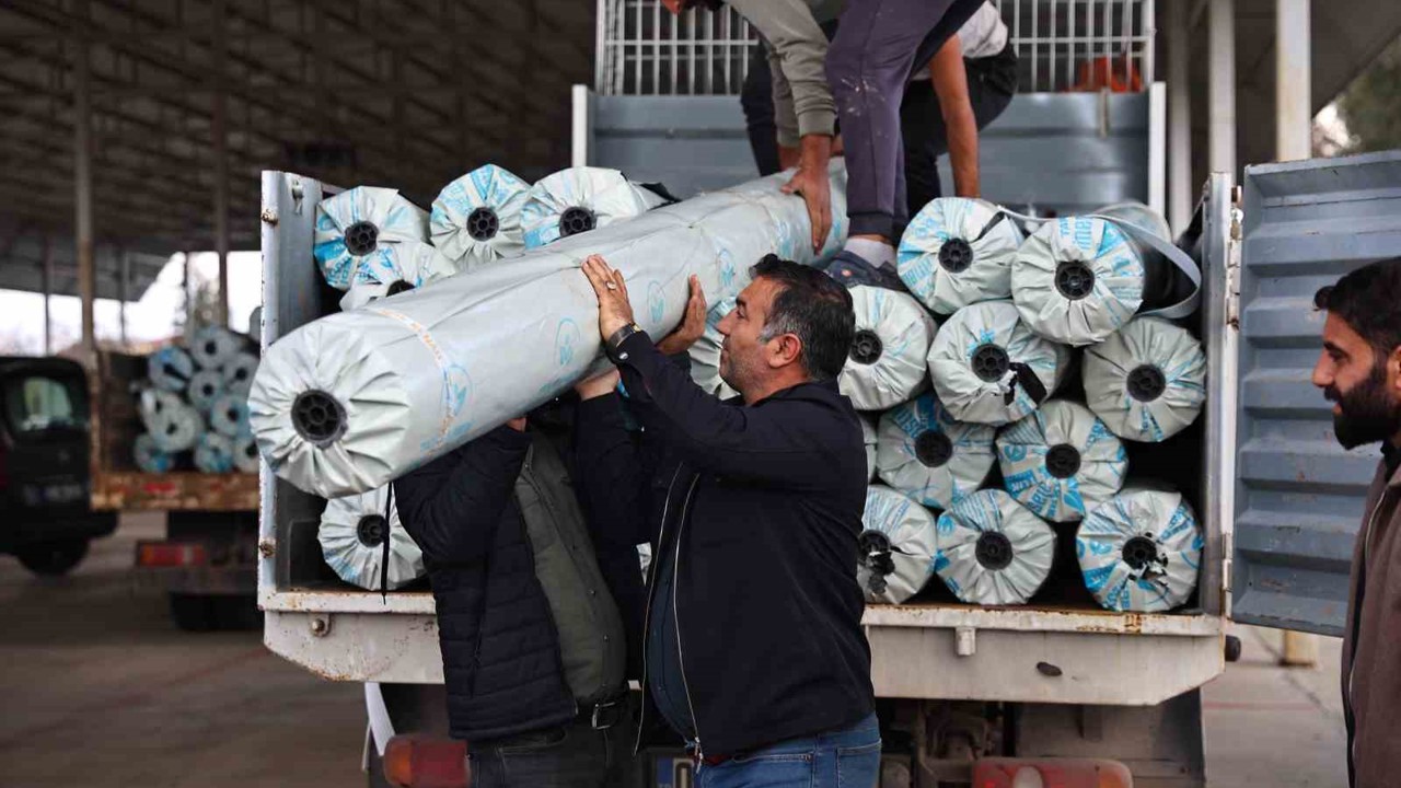 Antalya Büyükşehir’den hortum ve yağıştan zarar gören çiftçilere destek

