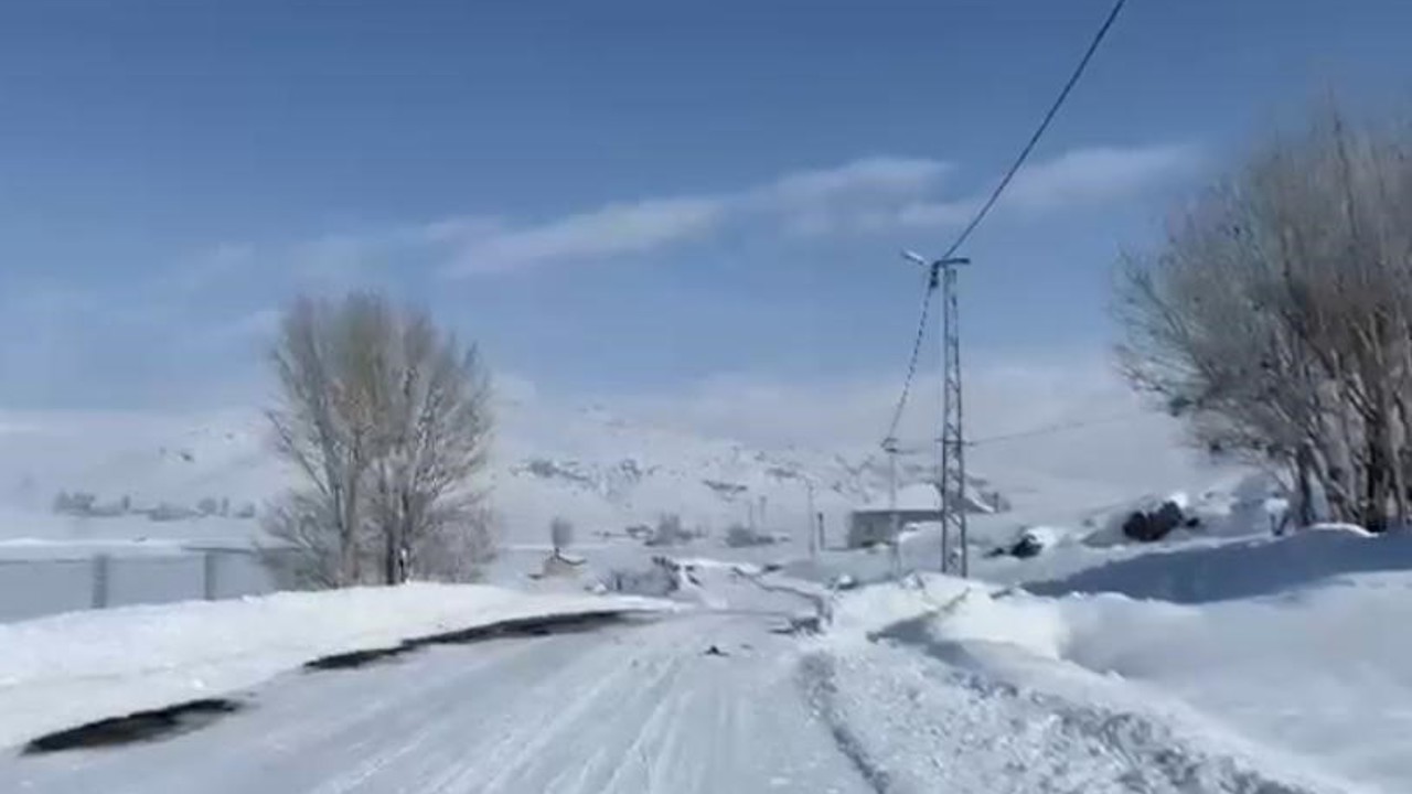 Ağrı’da etkili olan kar yağışı kenti beyaza boyadı
