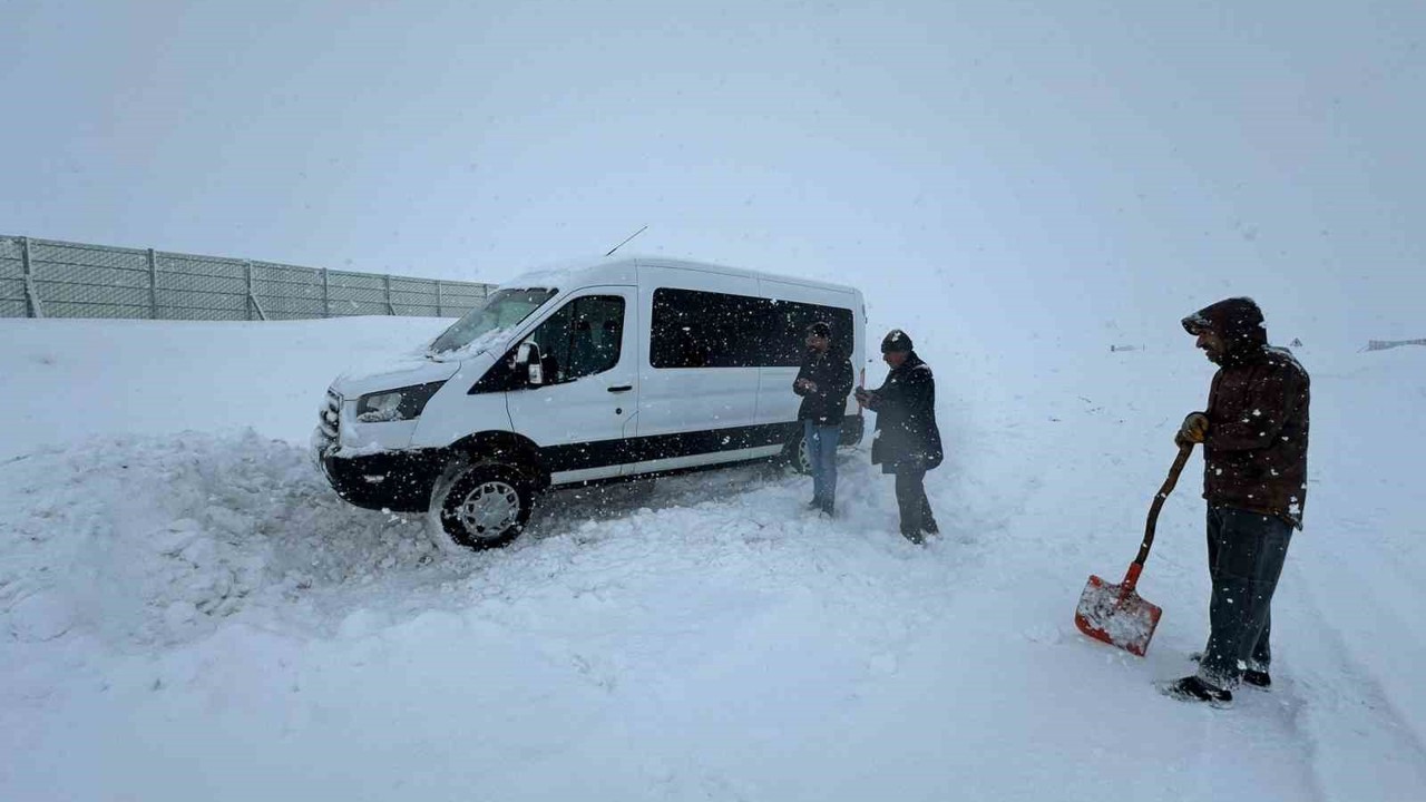 Erzurum’da kar yağışı ve tipi nedeniyle araçlar yolda mahsur kaldı
