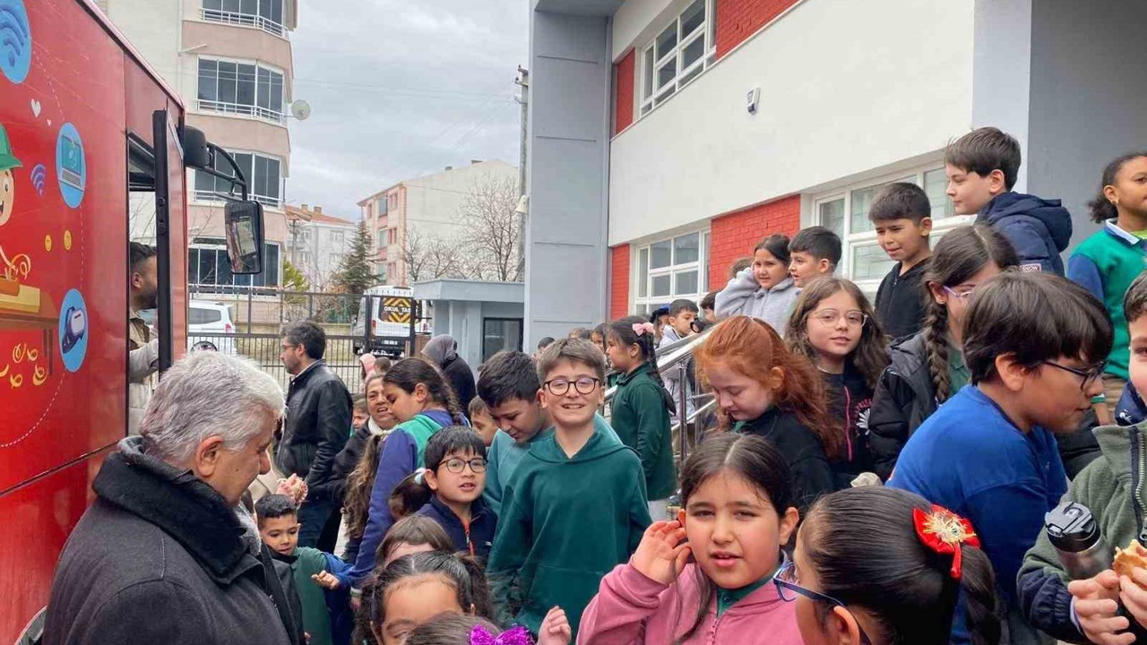 Gezici kütüphane Kırşehir’de 200 kitabı öğrenci ile buluşturdu
