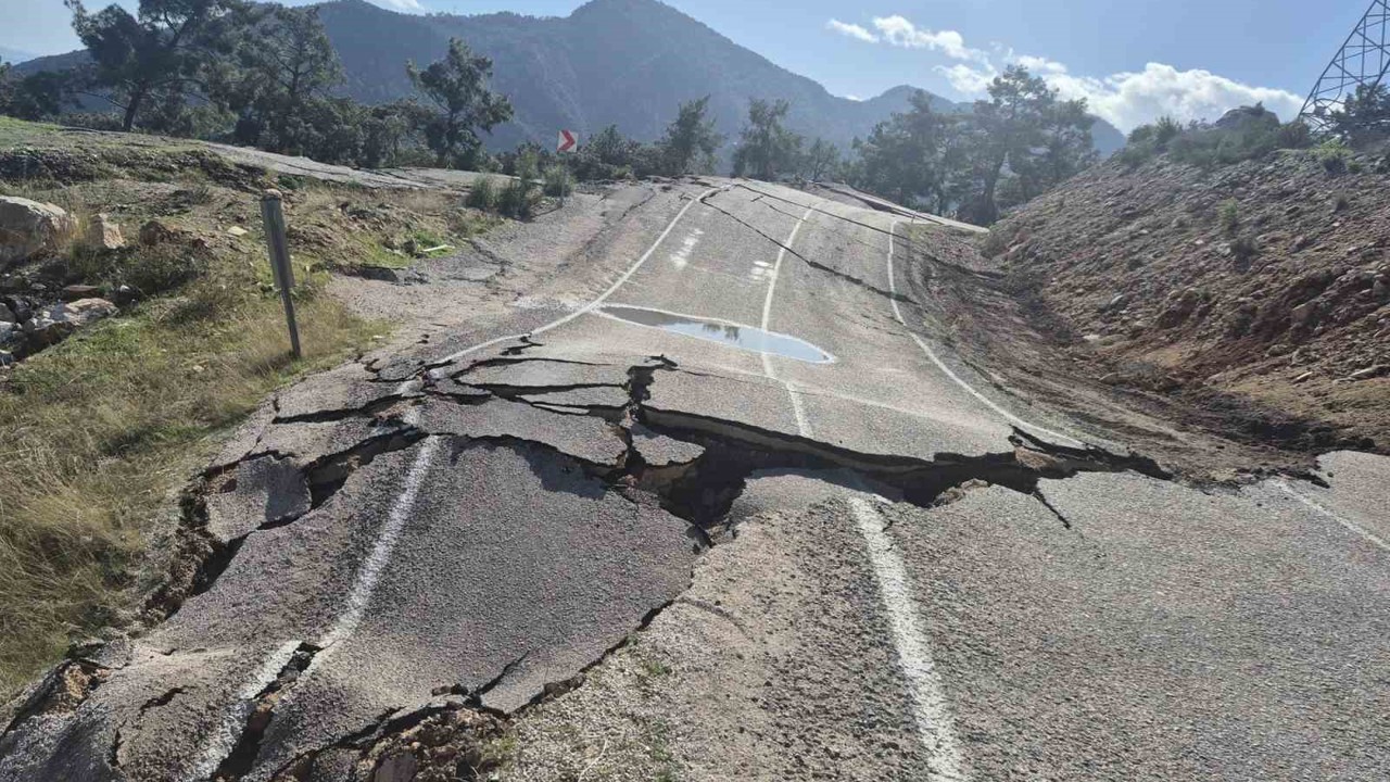 Antalya’da 3 mahallenin ulaşımını sağlayan yol çöktü
