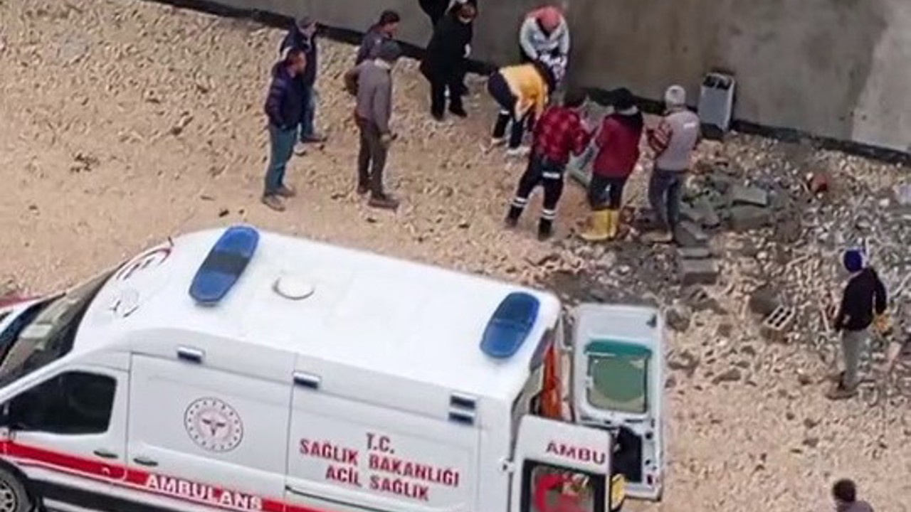 Yüksekten düşen inşaat işçisi yaralandı

