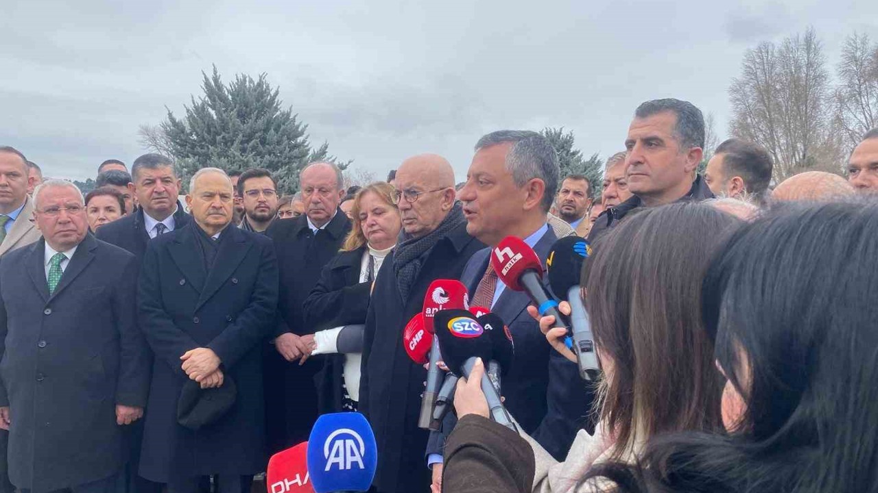 CHP’nin eski Genel Başkanı Deniz Baykal mezarı başında anıldı
