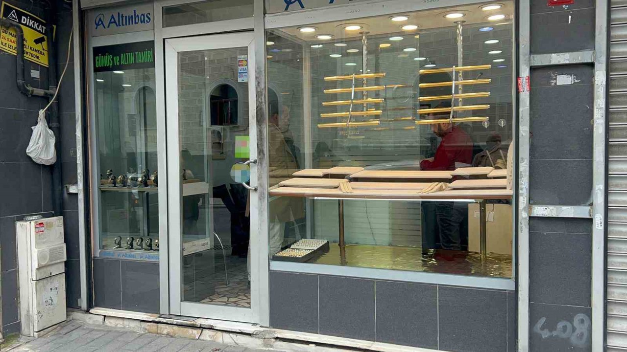 Eyüpsultan’da soyguncular soymaya çalıştıkları kuyumcuyu vurdu
