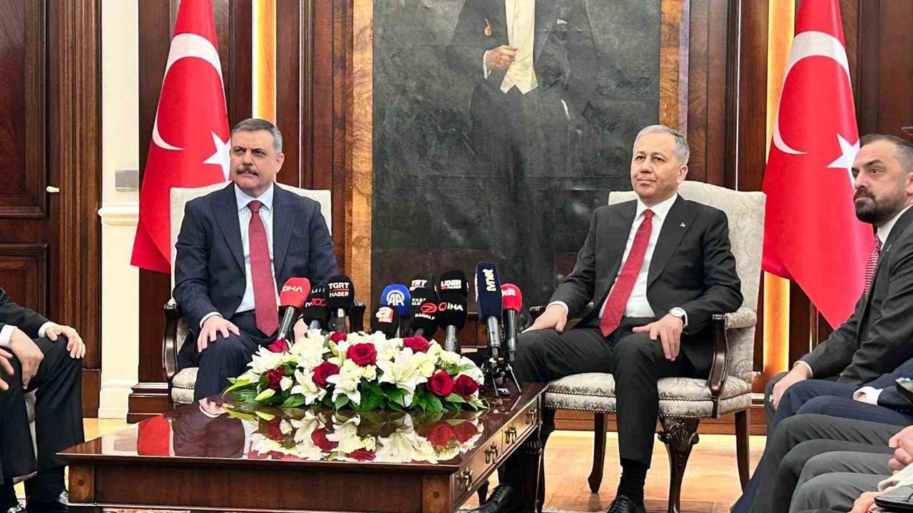 İçişleri Bakanlığında devir teslim töreni: Yeni Bakan Çiftçi, görevi Yerlikaya’dan devraldı
