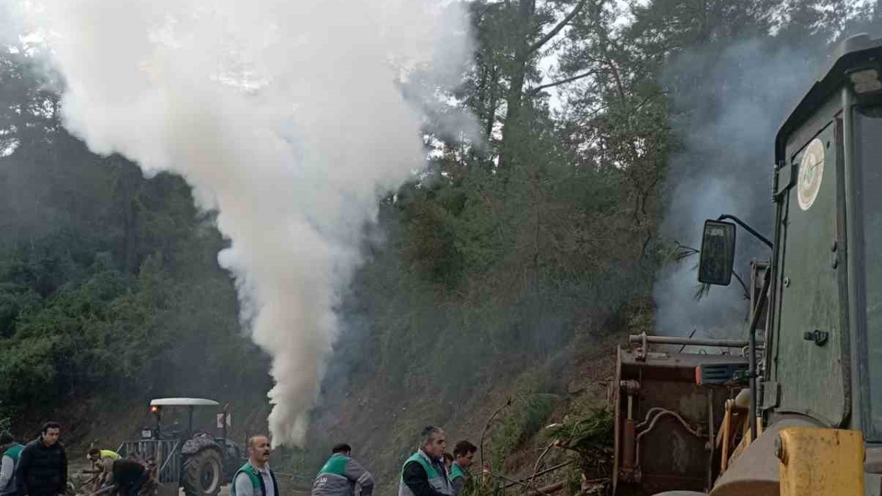 Marmaris orman ekiplerinden yangına karşı çalışmalar devam ediyor
