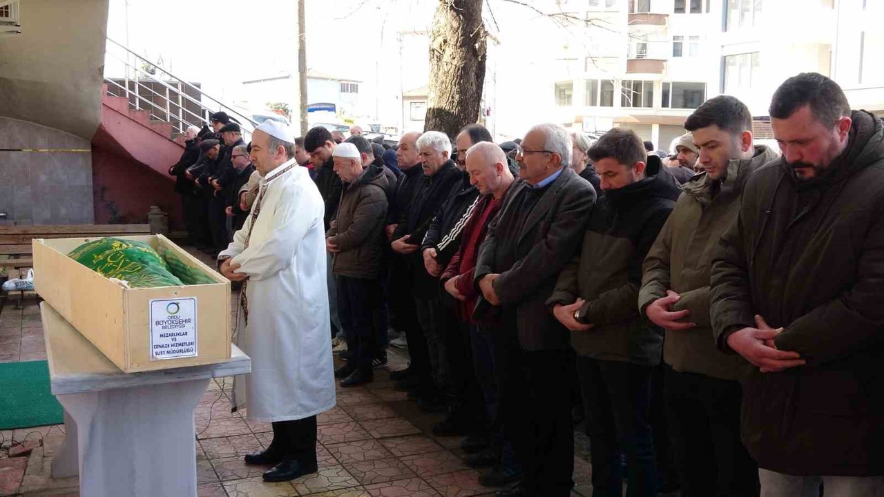 Sakarya’da cesedi bulunan balıkçı Ordu’da toprağa verildi
