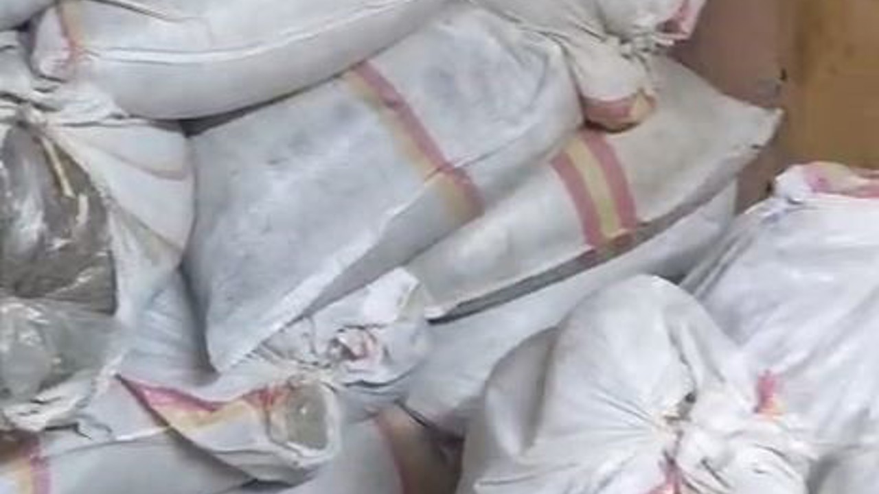 Arnavutköy’de depoya baskın: 1 ton kaçak tütün ele geçirildi, 1 gözaltı
