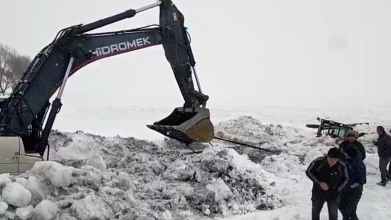 Çıldır Gölü’ne gömülen iş makinası çıkarıldı
