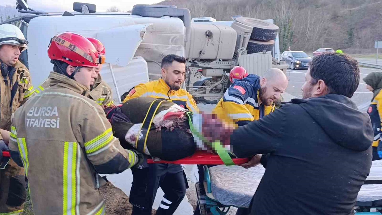 Kontrolden çıkan beton tankeri devrildi : Sürücü ağır yaralı
