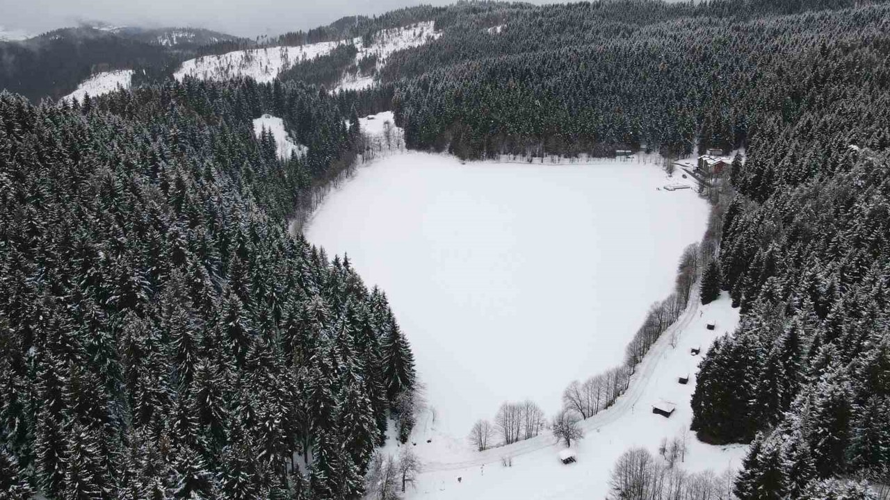 Karagöl buz tuttu, beyaz örtü altındaki manzara hayran bıraktı
