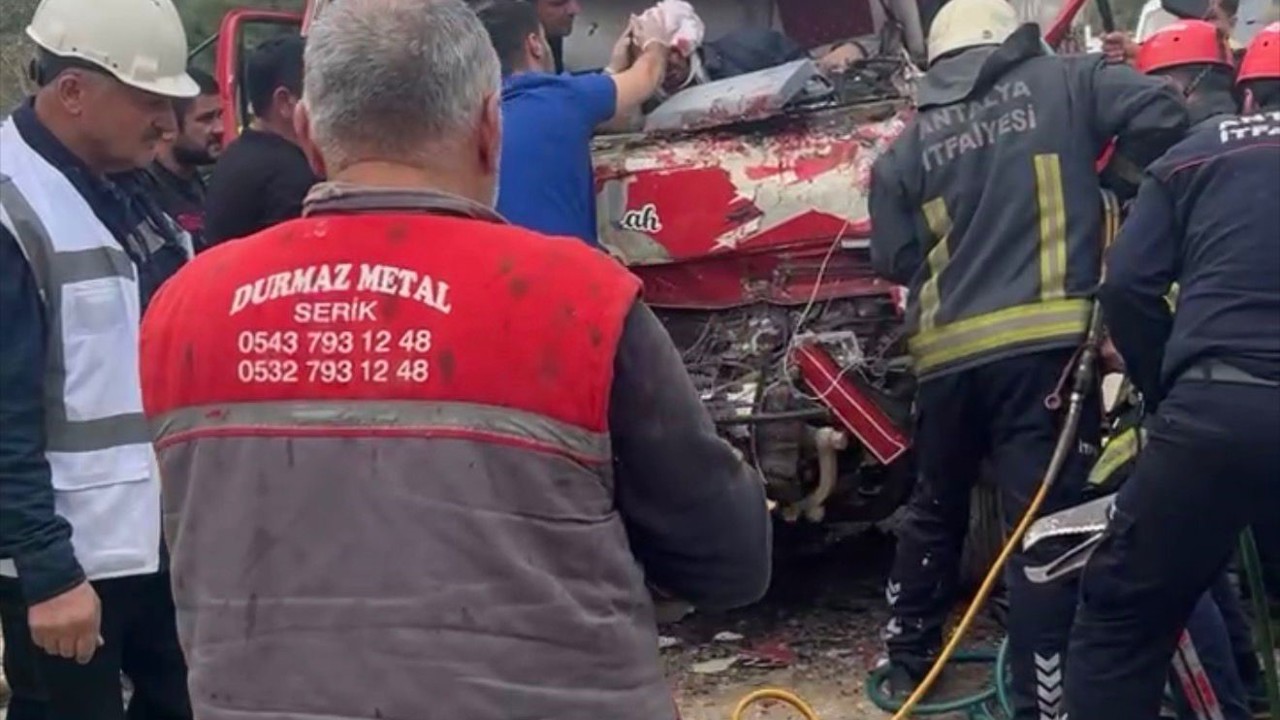 Antalya’da iki kamyon çarpıştı, sıkışan sürücüyü itfaiye kurtardı
