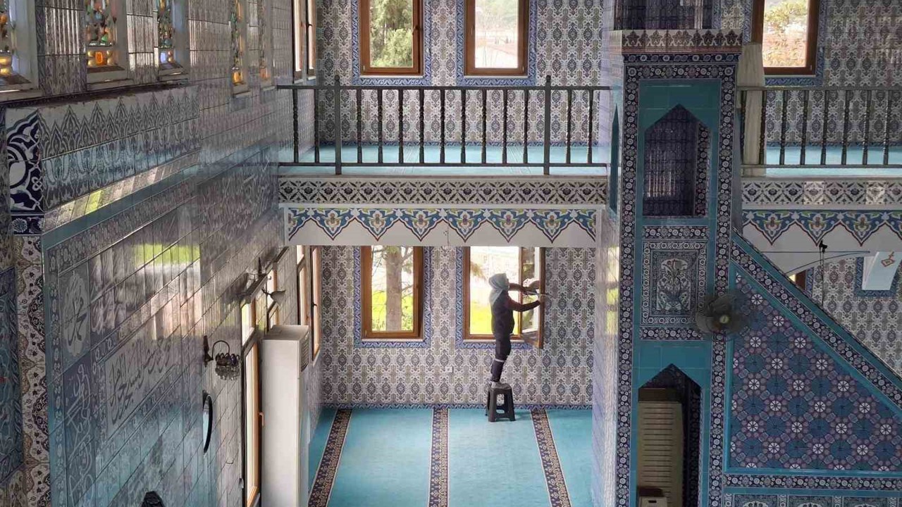 Kemer’de Ramazan öncesi camilerde temizlik yapıldı
