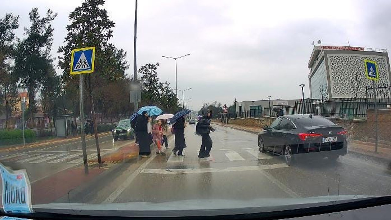Yayalara yol vermeyen otomobil öğrencileri tehlikeye attı
