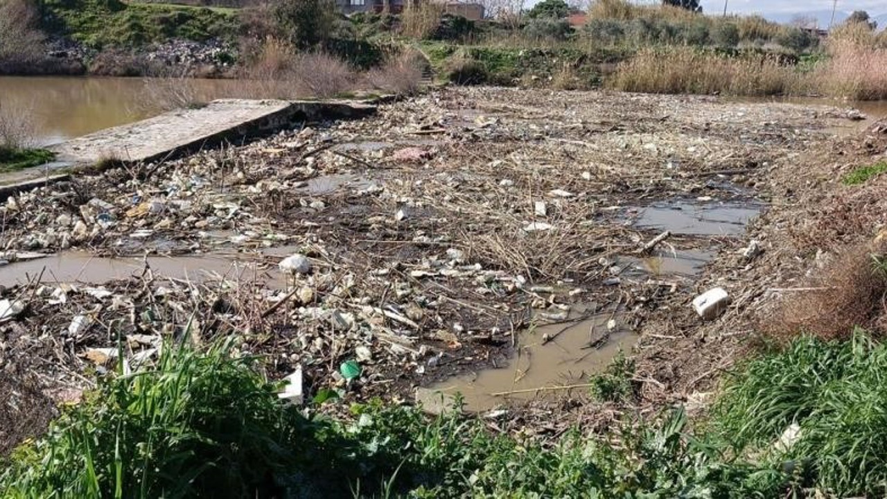 Tarihi taş köprü temizlendi, doğaseverler "yüzer bariyer" istedi
