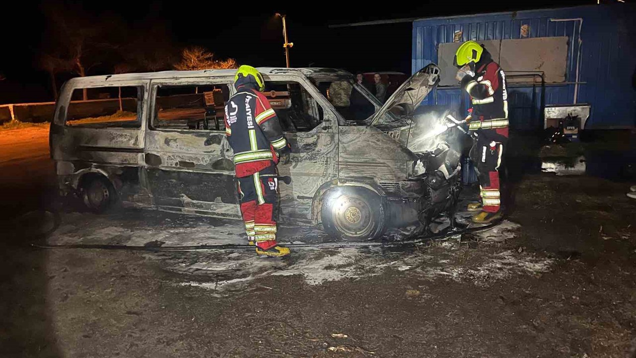 Erdek’te korkutan yangın: 1 minibüs kullanılamaz hale gelirken, 2 araçta ise maddi hasar oluştu
