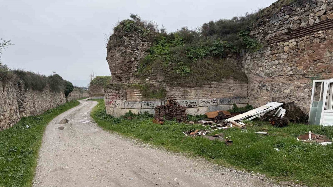 İznik’te 2 bin yıllık surlara sprey boya ile yazılan yazılar tepki çekti
