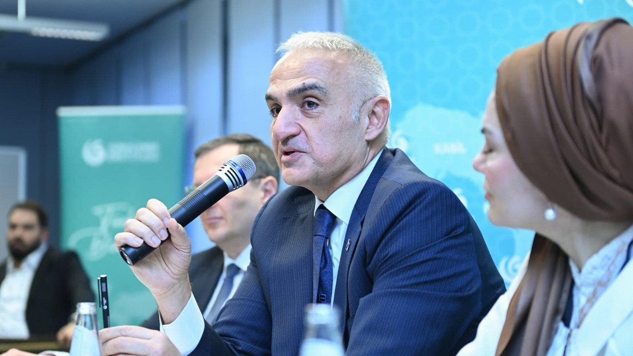 Bakan Ersoy, Berlin’de Türkçe öğrenen gençlerle buluştu
