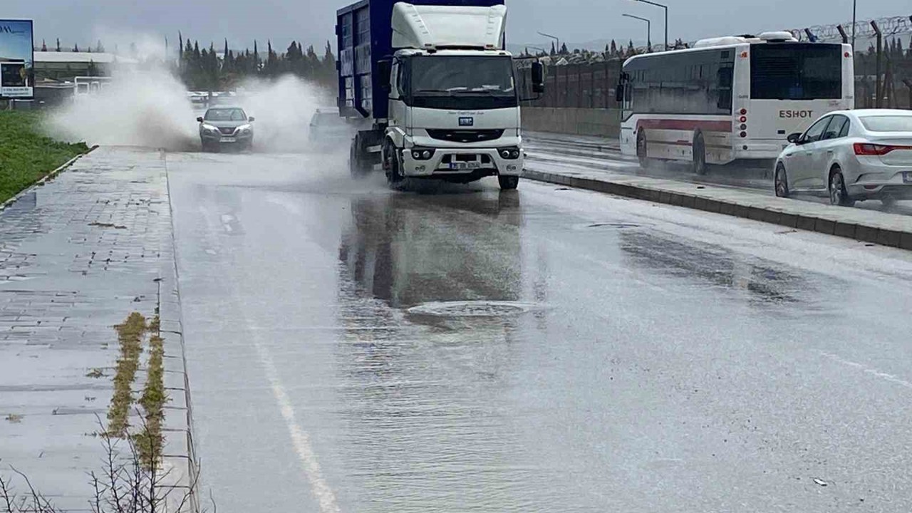 İzmir’de sağanak etkili oldu: Yollar göle döndü, trafik kilitlendi
