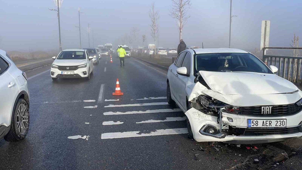 Sivas’ta buzlanma zincirleme kazaya neden oldu, çok sayıda araç birbirine girdi
