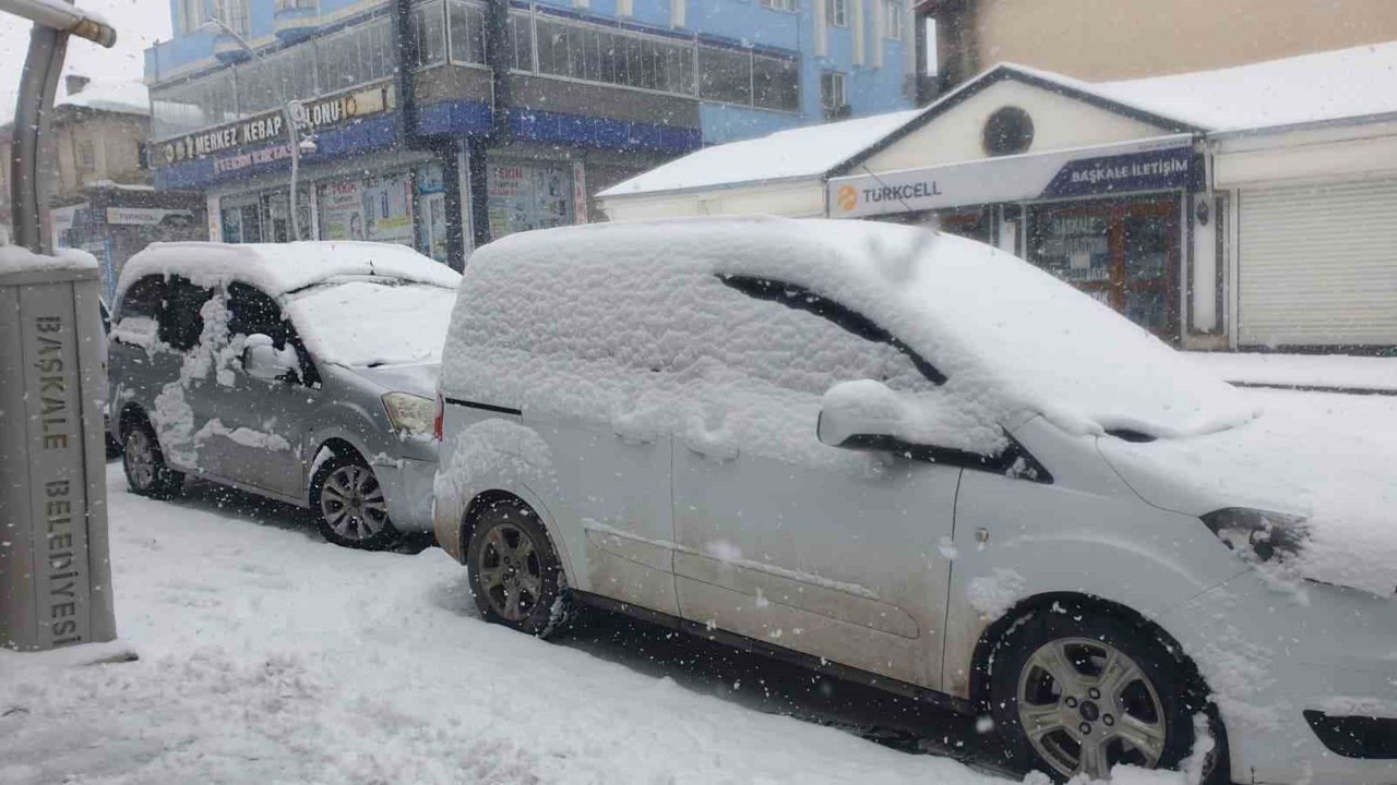 Başkale’de kar yağışı
