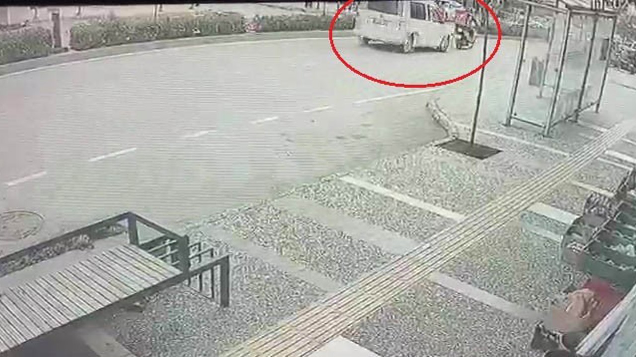 Yayalara yol veren motosiklete otomobilin çarptığı anlar kamerada: 1 yaralı
