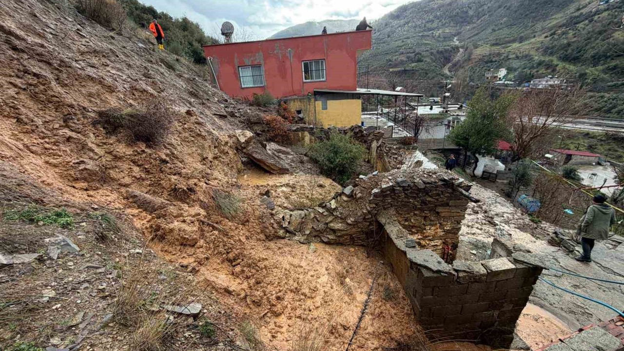Osmaniye’de yağış sonrası toprak kaydı: 5 ev boşaltıldı

