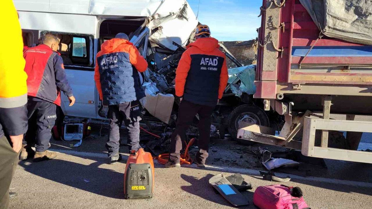 Öğrenci servisi tıra çarptı: 1 ölü, 7 yaralı
