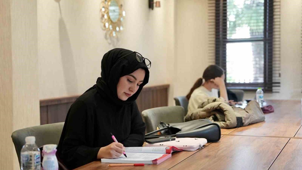 Yahya Kemal Kitap Köşkü gençlerden yoğun ilgi görüyor
