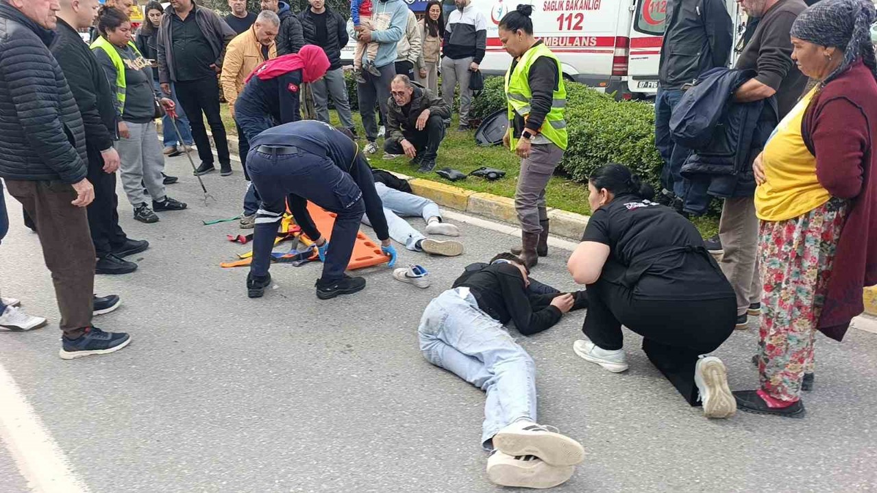 Geri manevra yapan kamyonete çarpan motosikletteki 2 kişi yaralandı
