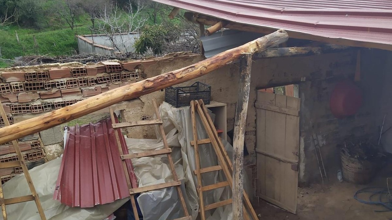 Manisa’da sağanak ve fırtına çatıları uçurdu
