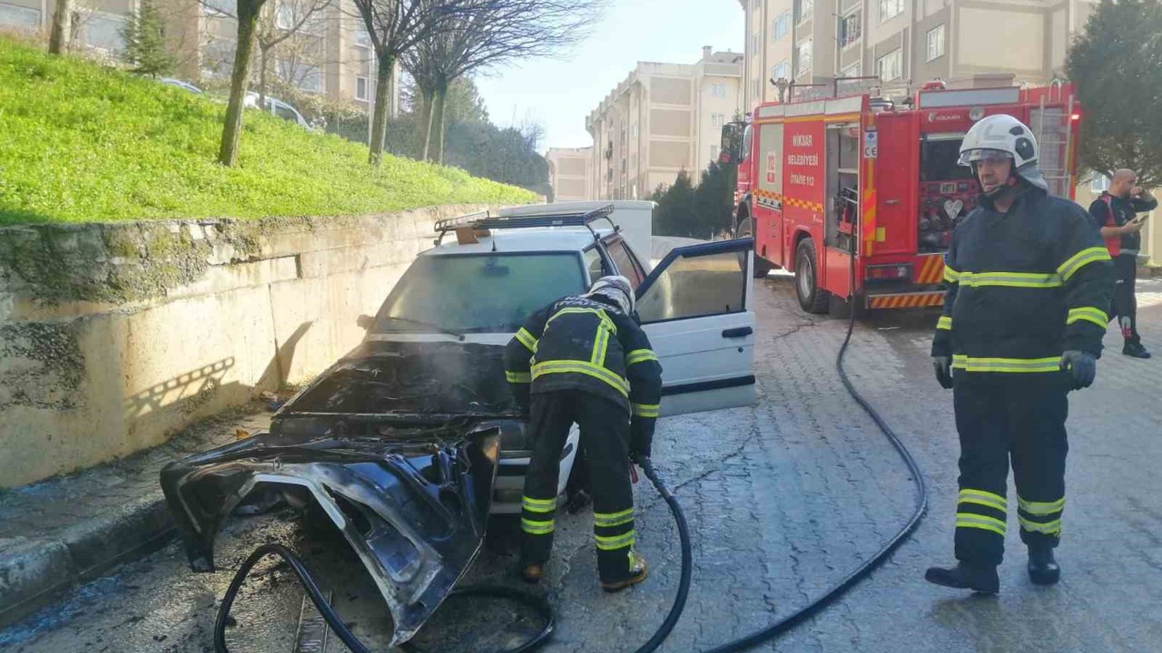 Tokat’ta park halindeki otomobil alev alev yandı
