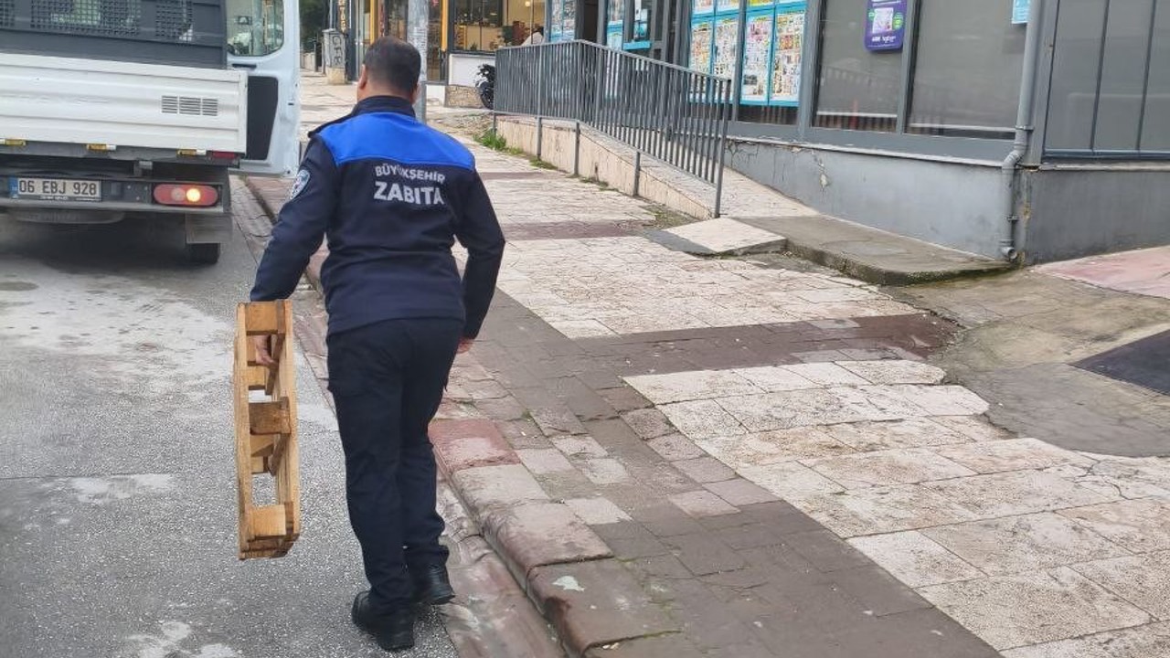 Denizli’de zabıta ekipleri yol ve kaldırım işgallerine geçit vermiyor
