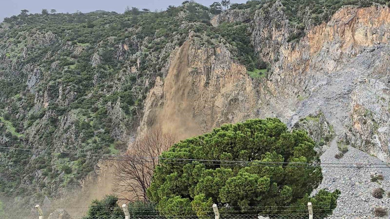 Söke’de dağdan akan sular adeta şelaleye döndü
