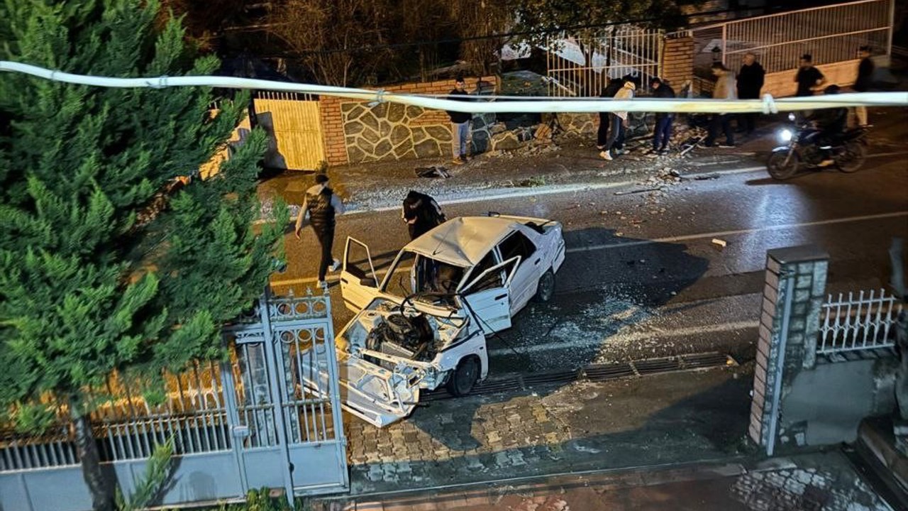 Erzin’de bahçe duvarına çarpan otomobilin sürücüsü yaralandı
