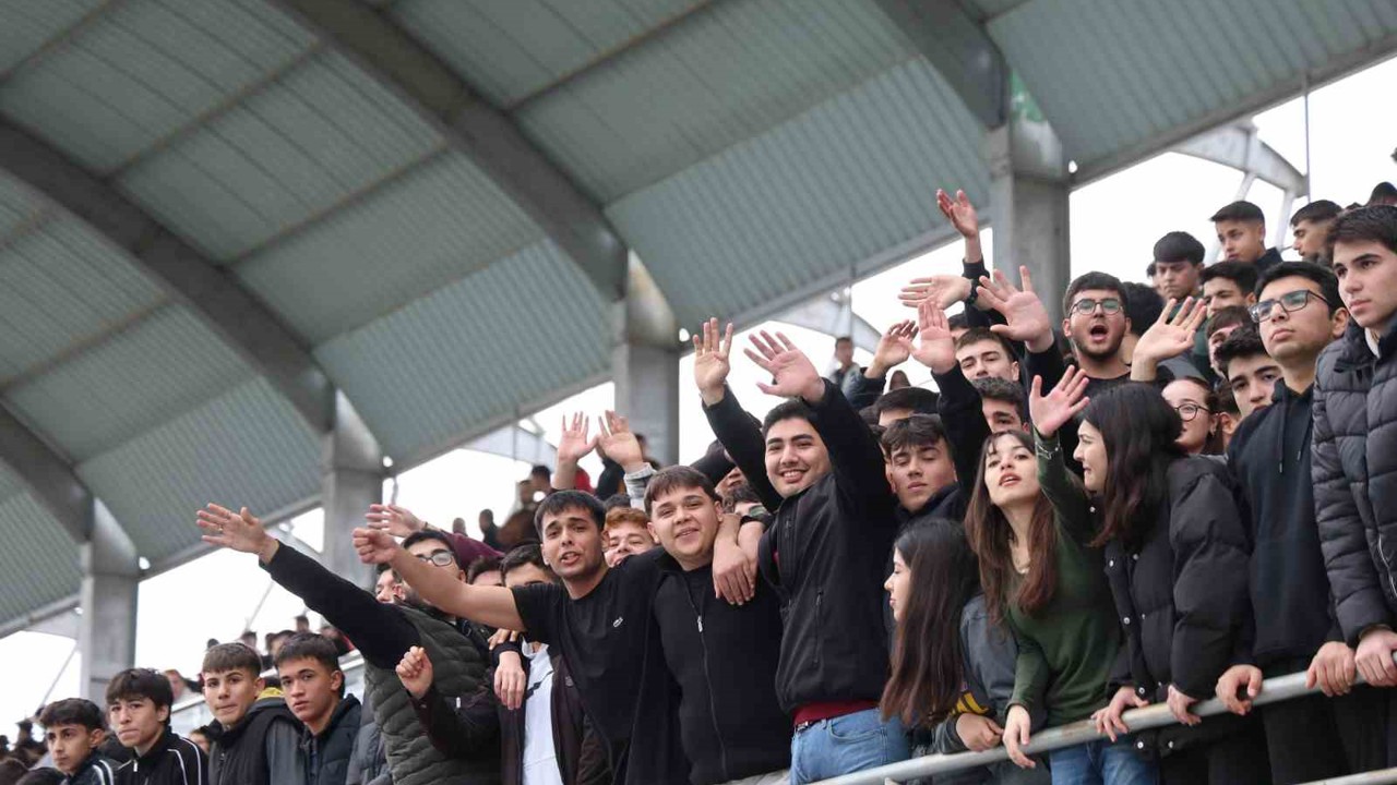 Adana’da liseli gençlerin maç heyecanı çıkan kavgayla yarıda kaldı
