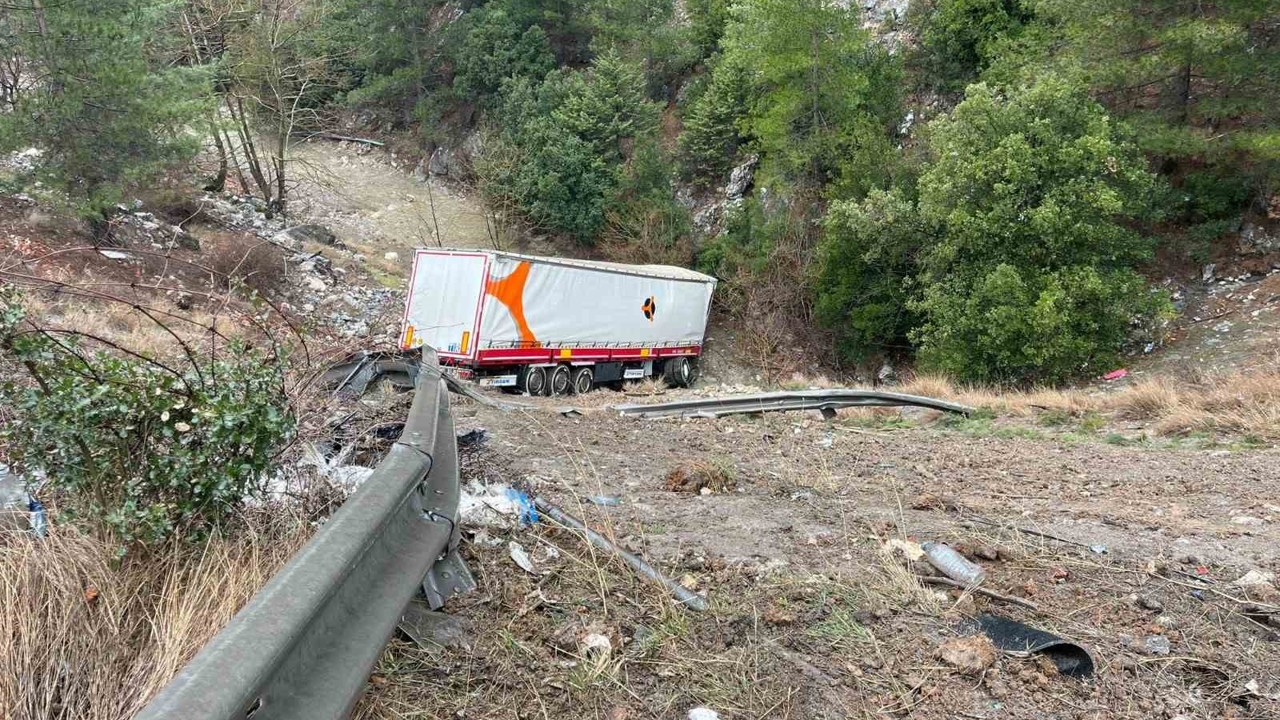 Otoyolda tır bariyerlere çarpıp şarampole yuvarlandı: 2 yaralı

