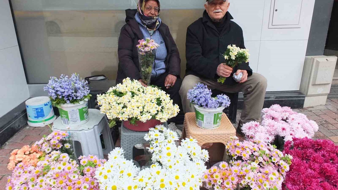 Burhaniye’ de çiçekçiler 14 Şubat’ı bekliyor

