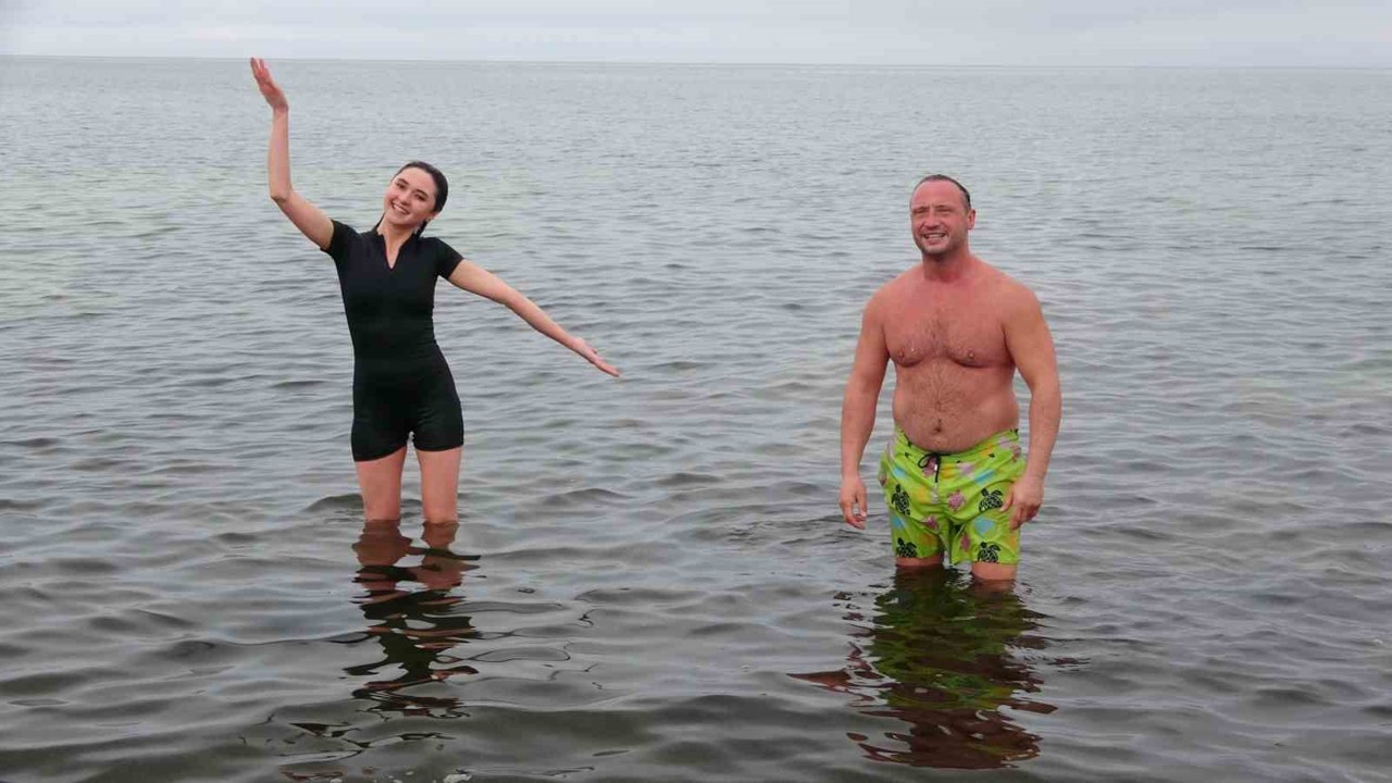 Dondurucu soğukta Van Gölü’nde yüzdüler
