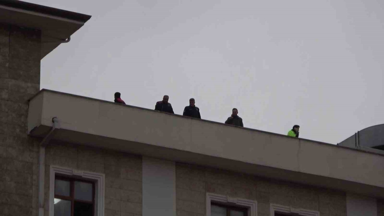 Valilik binasına çıkarak intihar teşebbüsünde bulunan şahıs ikna edildi
